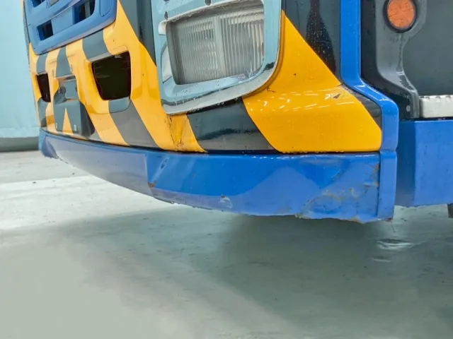 フロントバンパー助手席側にキズ・ヘコミがあります。|いすゞ ギガ QKG-EXD52BDの写真18