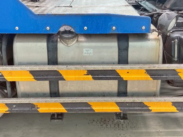 燃料タンクは400Lアルミ製です。|いすゞ ギガ QKG-EXD52BDの写真21