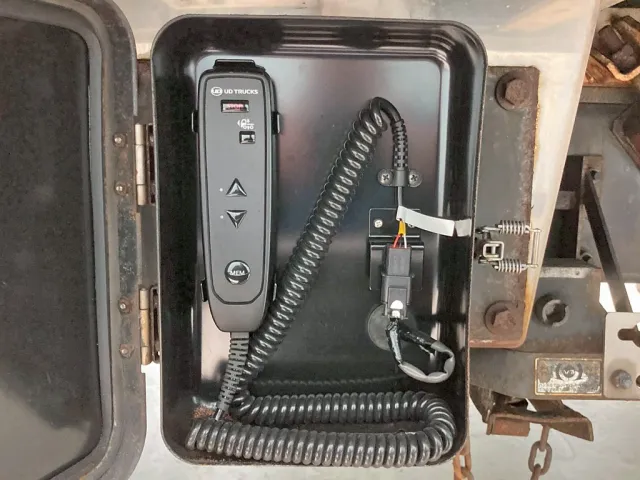 助手席側後方にエアサスのコントローラーが付いています。|UDトラックス クオン 2PG-CG5CAの写真7