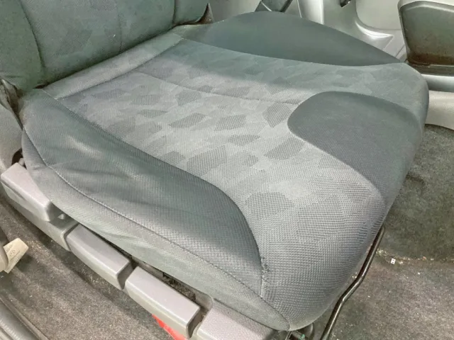 運転席座面にヘタリがあります。|UDトラックス クオン 2PG-CG5CAの写真9