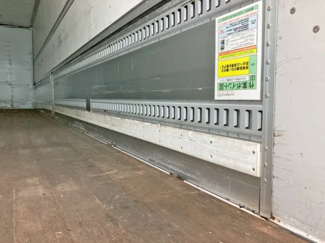 運転席側アオリ後方下部にヘコミがあります。|UDトラックス クオン 2PG-CG5CAの写真16