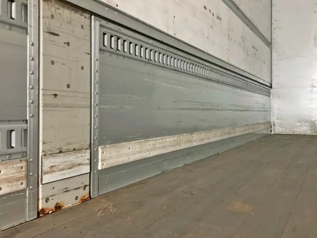 助手席側アオリ前方にキズ・ヘコミがあります。|UDトラックス クオン 2PG-CG5CAの写真17