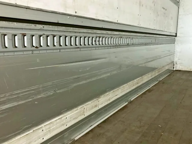 助手席側アオリ前方にキズ・ヘコミがあります。|UDトラックス クオン 2PG-CG5CAの写真18