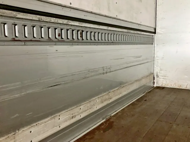 助手席側アオリ前方にキズ・ヘコミがあります。|UDトラックス クオン 2PG-CG5CAの写真19