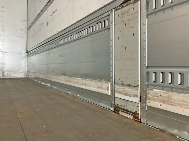 運転席側アオリ前方下部にキズ・ヘコミがあります。|UDトラックス クオン 2PG-CG5CAの写真20