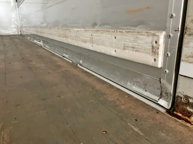 運転席側アオリ前方下部にキズ・ヘコミがあります。|UDトラックス クオン 2PG-CG5CAの写真21