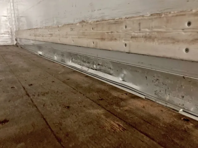 運転席側アオリ前方下部にキズ・ヘコミ・割れがあります。|UDトラックス クオン 2PG-CG5CAの写真22