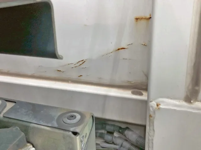 前壁助手席側下部にキズ・サビ・膨らみがあります。|UDトラックス クオン 2PG-CG5CAの写真25