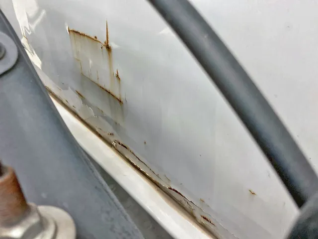 前壁中央下部にキズ・サビ・膨らみがあります。|UDトラックス クオン 2PG-CG5CAの写真26