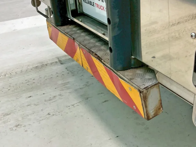 リヤステップに曲がりがあります。|UDトラックス クオン 2PG-CG5CAの写真27