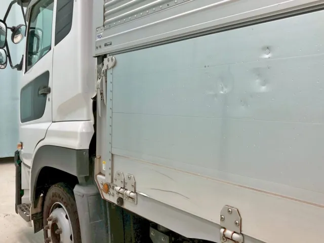 助手席側アオリ前方にヘコミ・引きキズがあります。|UDトラックス クオン 2PG-CG5CAの写真28