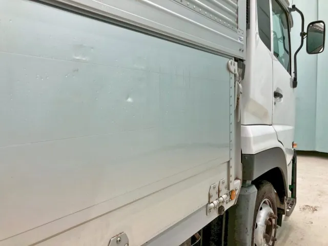 運転席側アオリ前方にヘコミがあります。|UDトラックス クオン 2PG-CG5CAの写真29