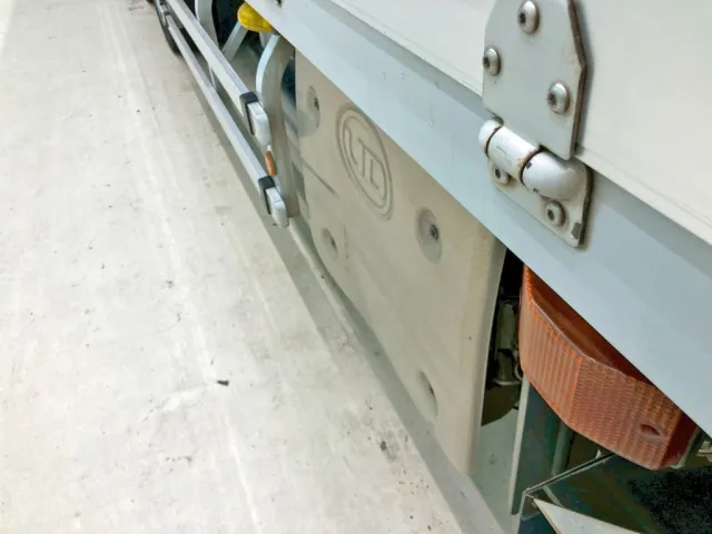 マフラーカバーにヘコミがあります。|UDトラックス クオン 2PG-CG5CAの写真30