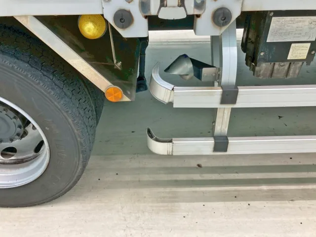 運転席側サイドバンパーのコーナーカバーに曲がり・割れがあります。|UDトラックス クオン 2PG-CG5CAの写真31