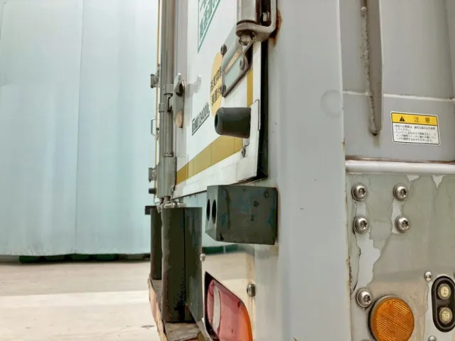 運転席側リヤドア角に少々曲がりがあります。|UDトラックス クオン 2PG-CG5CAの写真33