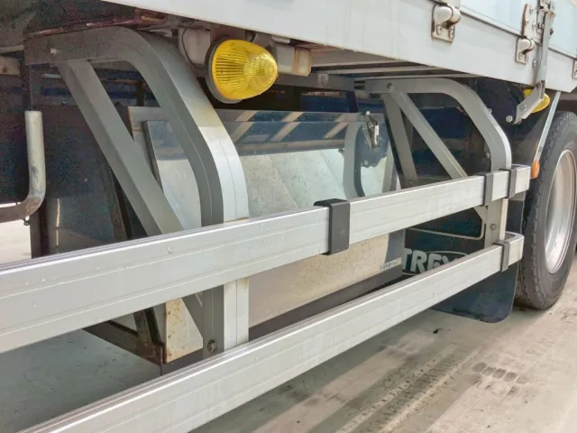 ボディー運転席側後方にステンレス製の工具箱が付いています。|UDトラックス クオン 2PG-CG5CAの写真34