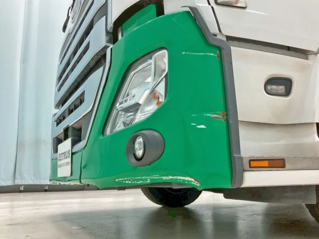 フロントバンパー助手席側に引きキズ・ヘコミがあります。|UDトラックス クオン 2PG-CG5CAの写真36