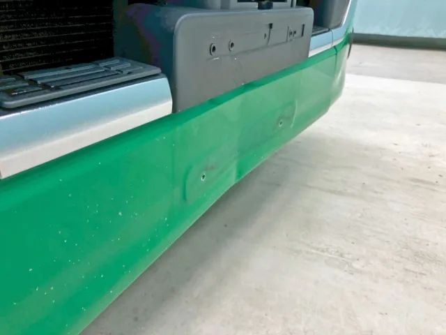 フロントバンパー中央部にヘコミがあります。|UDトラックス クオン 2PG-CG5CAの写真37