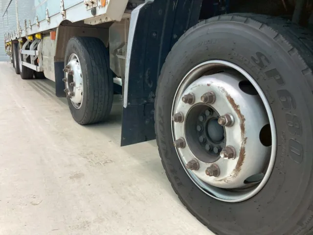 運転席側1軸目ホイールにキズがあります。|UDトラックス クオン 2PG-CG5CAの写真38