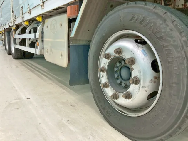 運転席側2軸目ホイールにキズがあります。|UDトラックス クオン 2PG-CG5CAの写真39