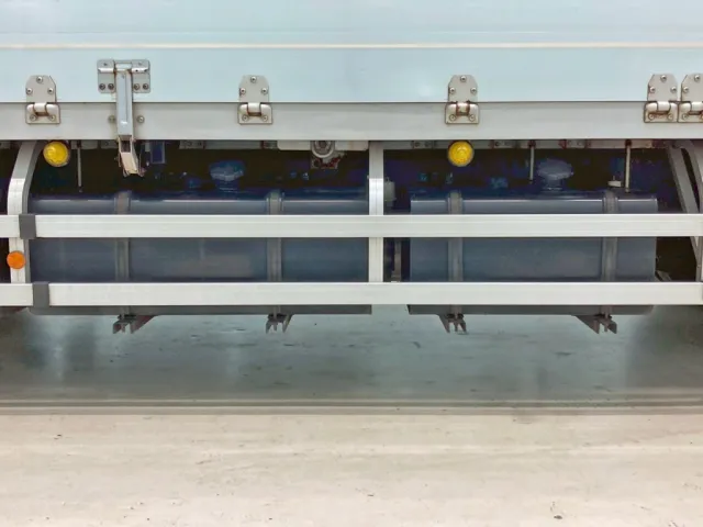 燃料タンクは300Lと200Lが付いています。|UDトラックス クオン 2PG-CG5CAの写真41