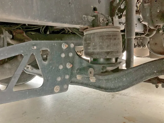 前輪もエアサスです。|UDトラックス クオン 2PG-CG5CEの写真7