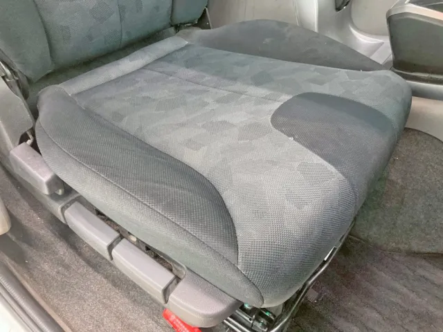 運転席座面にヘタリ・穴あきがあります。|UDトラックス クオン 2PG-CG5CEの写真9