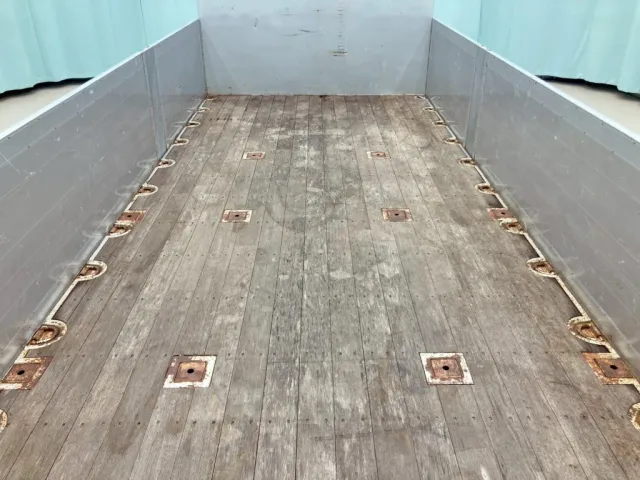 床板前方にスタンション穴が付いています。(フタ固着しています)|UDトラックス クオン 2PG-CG5CEの写真12