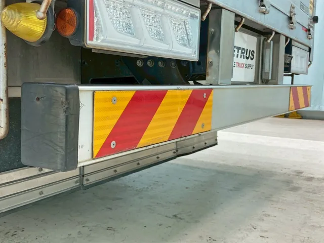 リヤバンパー助手席側カバーに割れがあります。|UDトラックス クオン 2PG-CG5CEの写真16