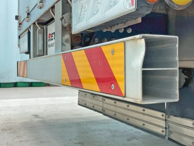 リヤバンパー運転席側に曲がり・カバー欠品しています。|UDトラックス クオン 2PG-CG5CEの写真17