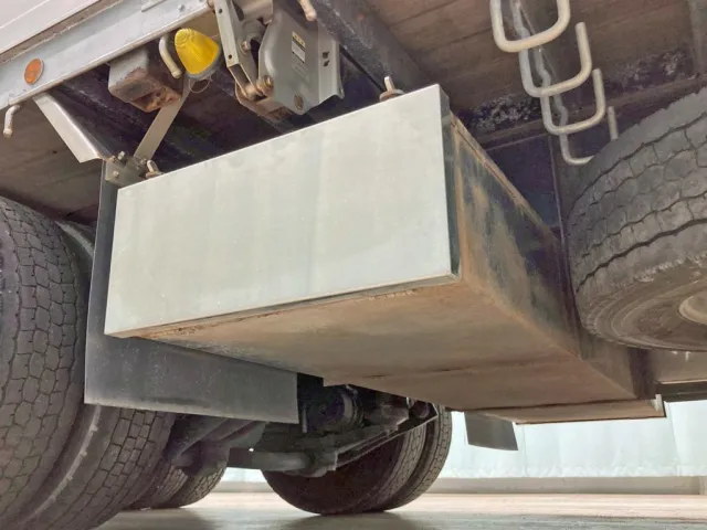 ボディー後方にりん木入れが付いています。|UDトラックス クオン 2PG-CG5CEの写真18