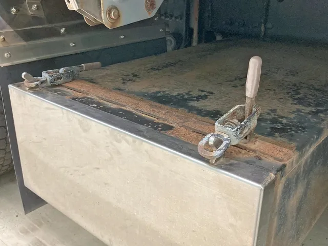 りん木入れの助手席側ロックが作動不良です。(固い)|UDトラックス クオン 2PG-CG5CEの写真19