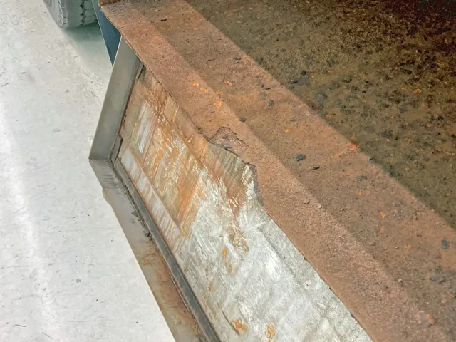 りん木入れ助手席側の入口に腐食・割れがあります。|UDトラックス クオン 2PG-CG5CEの写真20