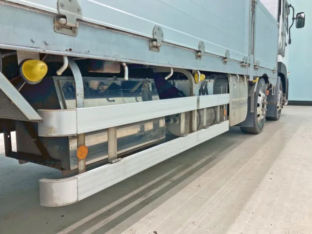 ボディー運転席側中央部にステンレス製の工具箱が付いています。|UDトラックス クオン 2PG-CG5CEの写真23