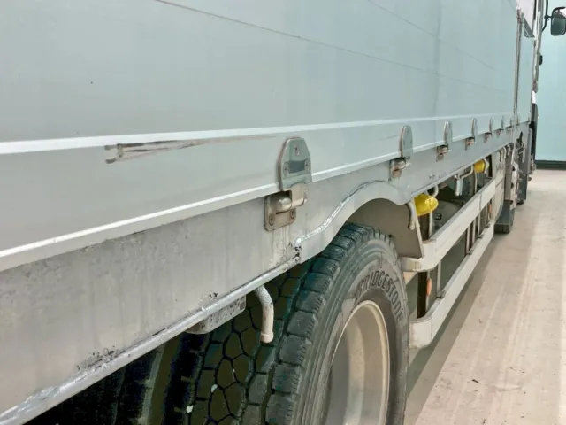 運転席側アオリ後方に引きキズがあります。|UDトラックス クオン 2PG-CG5CEの写真24