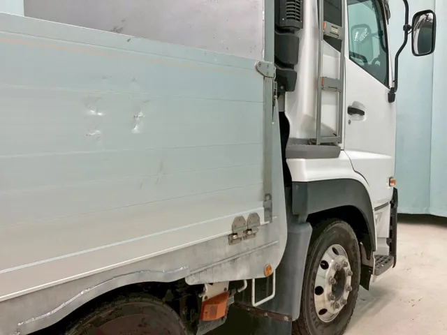 運転席側アオリ前方にヘコミがあります。|UDトラックス クオン 2PG-CG5CEの写真26
