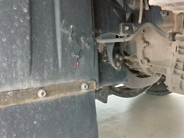 助手席側1軸目の泥除けステーに割れがあります。|UDトラックス クオン 2PG-CG5CEの写真27
