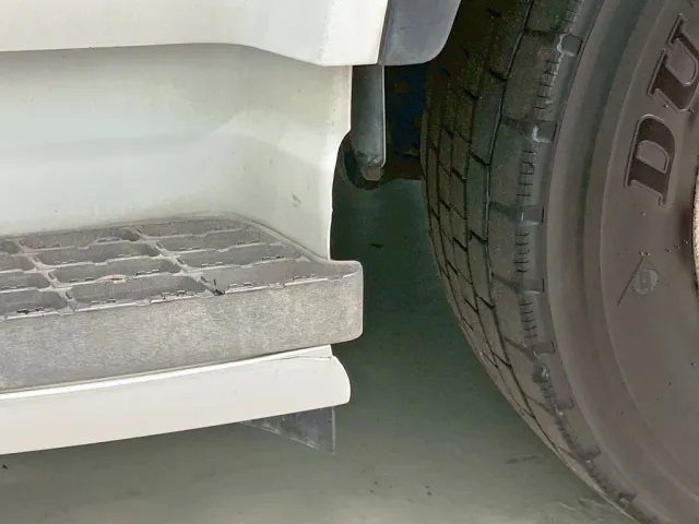 助手席側ステップカバーに割れがあります。|UDトラックス クオン 2PG-CG5CEの写真28