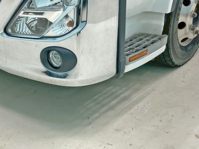 フロントバンパー助手席側カバーが少々曲がっています。|UDトラックス クオン 2PG-CG5CEの写真29