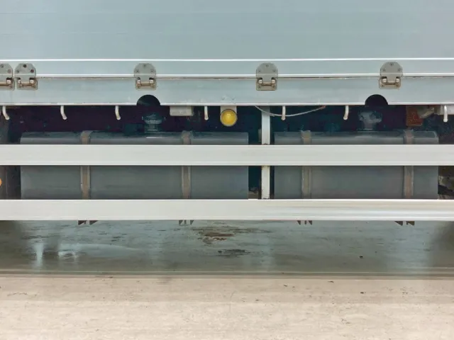 燃料タンクは300Lと200Lが付いています。|UDトラックス クオン 2PG-CG5CEの写真32