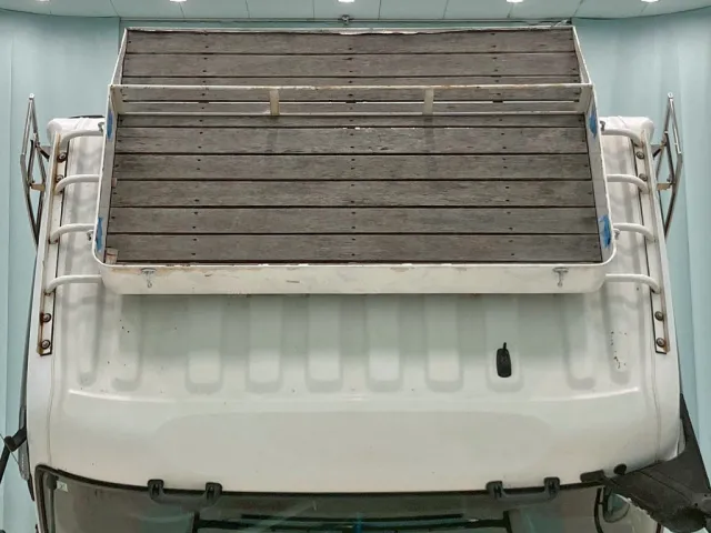 ルーフにシートデッキが付いています。|UDトラックス クオン 2PG-CG5CEの写真38