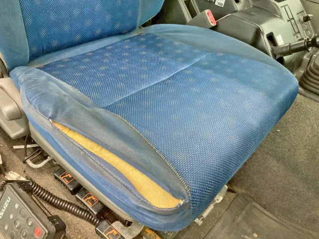 運転席座面にヘタリ・破れがあります。|いすゞ ギガ LKG-EXD77AG改の写真10