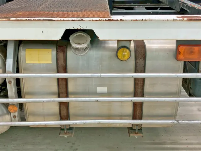 燃料タンクは400Lアルミ製です。|いすゞ ギガ LKG-EXD77AG改の写真27