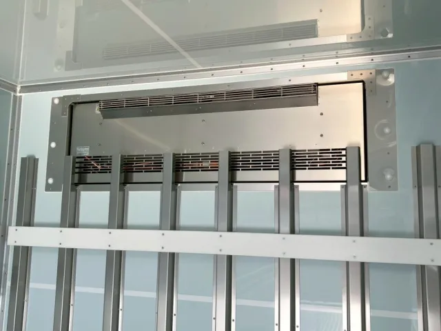冷凍機の吹き出し口です。|日野 レンジャー 2KG-FE2ACGの写真11