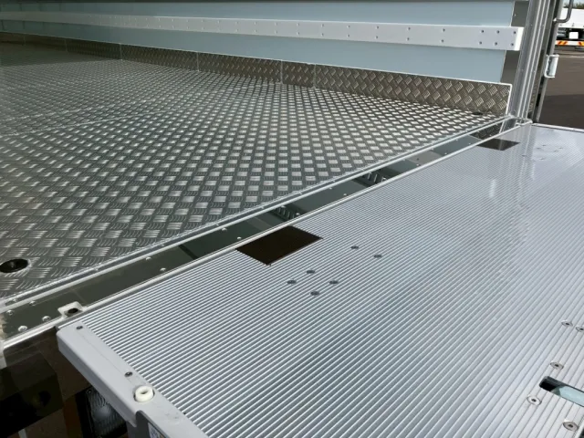 ゲートを上限まで上げた状態です。|日野 レンジャー 2KG-FE2ACGの写真14