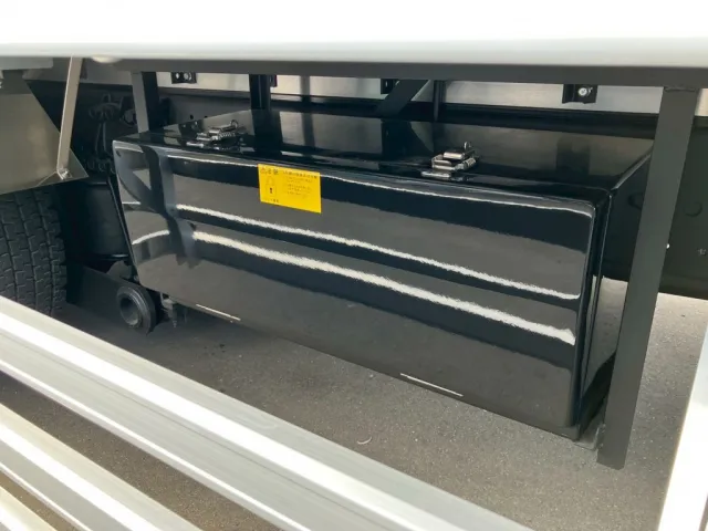 運転席側に工具箱が付いています。|日野 レンジャー 2KG-FE2ACGの写真23