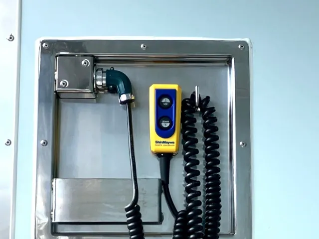 庫内にゲートのコントローラーがあります。|日野 レンジャー 2KG-FE2ACGの写真16