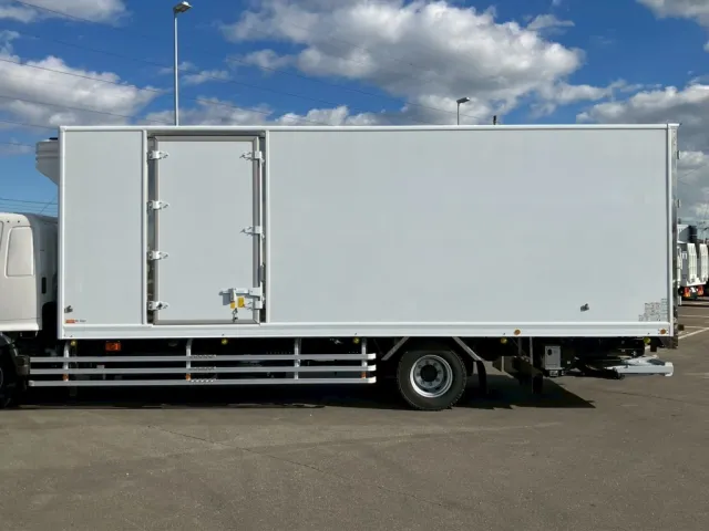 助手席側にサイドドアがあります。|日野 レンジャー 2KG-FE2ACGの写真18