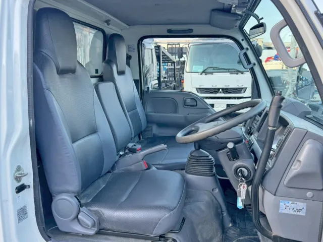 乗車定員は3名です。|いすゞ エルフ 2RG-NKR88AD(2WD)の写真7