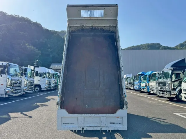 床は鉄板です。|いすゞ エルフ 2RG-NKR88AD(2WD)の写真8